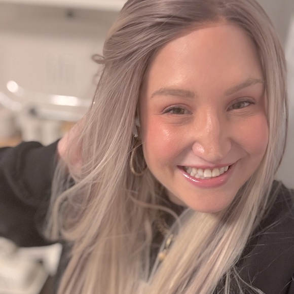 Meet your Posher, Amanda - Picture 1 of 5